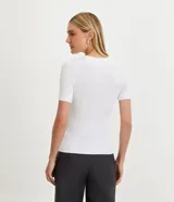 Blusa básica de punto color naranja, con cuello redondo y mangas cortas con barra contrastante.