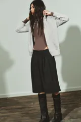 Body de manga larga con cuello redondo, confeccionado en una mezcla de algodón y modal. Presenta cierre inferior con botones a presión.