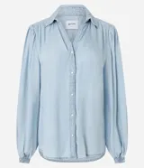 Camisa de denim liviano confeccionada en lyocell, con cuello camisero, cierre frontal de botones y mangas largas abullonadas con puños elásticos ajustados.