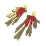 Aros colgantes con forma abstracta, de acrílico dorado espejado, con flecos de acrílico rojo y pieza superior de acrílico amarillo.