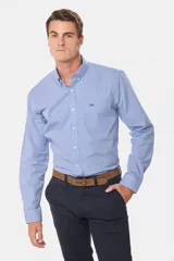 Camisa celeste con estampado a cuadros, de manga larga, con cuello abotonado, bolsillo en el pecho y logo bordado.