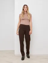 Pantalón de vestir verde oscuro, marca Zac & Rachel, con pretina con faja interna modeladora y bolsillos rectos delanteros y traseros simulados.