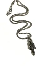 Collar con dije en forma de daga con detalles ornamentales y acabado envejecido, montado sobre una cadena de eslabones de acero inoxidable.