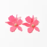 Aros colgantes con forma de flor rosa y centro dorado.