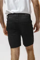 Bermuda de corte recto y estilo casual, confeccionada en tela de jean color negro con terminación deshilachada en el ruedo.