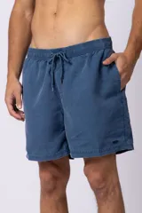 Short de baño de corte clásico con cintura elástica y cordón ajustable. Presenta un acabado efecto lavado vintage, bolsillos laterales y un pequeño logo bordado en la parte inferior.