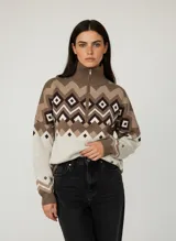 Sweater de algodón holgado con cuello alto y cierre frontal parcial. Presenta un diseño de jacquard geométrico en tonos beige, marrón y blanco.