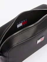 Bandolera negra de Tommy Jeans con correa ancha ajustable con el logo de la marca en gris.