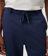 Pantalón de vestir azul marino de corte recto, con pretina con pasacintos, bolsillos laterales y cierre tradicional, confeccionado con viscosa, poliamida y elastano.