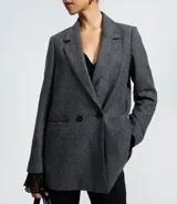 Blazer alargado de Blue Steel confeccionado en tejido polivelour con textura, de corte recto y estilo sastrero. Presenta cuello con solapas clásicas, cierre frontal con dos botones y bolsillos laterales. El diseño incluye detalles de encaje en los puños.