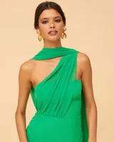 Vestido midi verde esmeralda de fiesta, con escote asimétrico y chal drapeado al cuello.