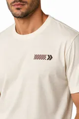 Remera de manga corta color negro, de algodón, con cuello redondo y diseño holgado con estampa frontal.