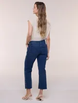 Jean crop de tiro alto, color azul, de pierna recta con terminación bootcut y detalles de tachas en los laterales.