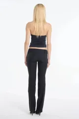 Top negro con escote halter y espalda descubierta.