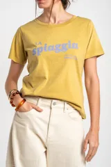 Remera de algodón peinado color pistacho, con cuello redondo, mangas cortas y estampado frontal con la leyenda "La Spiaggia By The Sea Summer Club" en tono celeste.