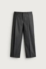 Pantalón de vestir gris con diseño de rayas sutiles, de corte relaxed fit, con pinzas delanteras y trabillas para cinturón.