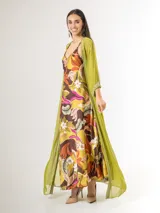 Kimono largo de seda italiana color verde, con mangas 3/4 y detalles de paillettes en los bordes.