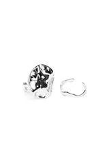 Set de dos anillos plateados con diseño orgánico y acabado brillante, incluye un anillo con detalle frontal texturizado y otro fino de diseño ondulado.