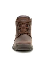 Bota de caña baja Caterpillar, confeccionada en cuero de color marrón oscuro. Presenta un diseño robusto con cordones al tono, suela de goma dentada para mayor tracción y el logo de la marca grabado en el lateral y en la puntera.