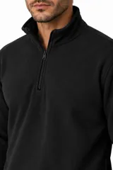 Buzo de polar color gris oscuro con cuello alto y cierre frontal parcial.