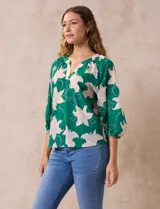 Blusa de gasa estampada marca Sioni, con cuello a la base y escote en V. Manga 3/4 con terminación fruncida.