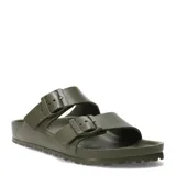Sandalias Birkenstock modelo Arizona, color verde militar, fabricadas en material sintético resistente al agua. Presentan diseño de doble tira con hebillas ajustables y plantilla anatómica.