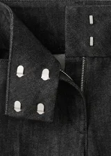 Jeans de denim negro de tiro bajo y corte recto, con presillas para cinto y bolsillos funcionales.