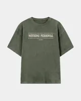 Remera marrón oversize de manga corta con estampado gráfico en la espalda de dos gatos de estilo retro con cuchillos y texto "Kahoa Industries".