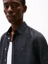 Camisa de manga corta azul marino de lino con corte regular, cuello con botones y logo de Tommy Hilfiger bordado en el pecho.