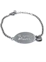 Pulsera de acero plateado con cadena de eslabones y dije ovalado grabado con la frase "Te quiero Mamá". Incluye un dije de corazón colgante.