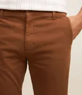 Pantalón de sarga color marrón para hombre, de corte recto con cintura fija, trabillas para cinturón y bolsillos funcionales.