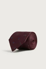 Corbata ancha de seda color bordó con pequeño estampado tipo paisley en azul marino.