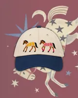 Gorra de algodón con corona color beige y visera verde oscuro. Presenta bordados frontales de dos caballos con mantas decorativas.