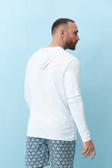 Remera gris de manga larga con capucha y orificios para los pulgares.