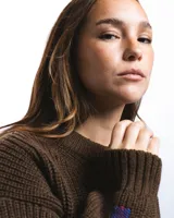 Sweater marrón de lana Corriedale sin teñir, con cuello redondo y corte holgado.