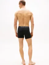 Pack de tres bóxers ajustados de Tommy Hilfiger, confeccionados en algodón elástico con cintura elástica distintiva con el nombre de la marca.