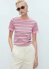 Jersey de punto fino con diseño recto, cuello redondo y manga corta. Presenta un estampado de rayas horizontales en contraste en tonos rosado, beige y negro.
