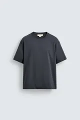 Camiseta de corte relajado confeccionada en algodón con acabado mercerizado, cuello redondo en rib y manga corta.