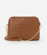 Cartera pequeña de diseño transversal con textura de efecto tressê, cierre superior con cremallera y correa larga de cadena metálica.