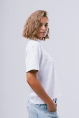 Camiseta básica de algodón orgánico color negro, con cuello alto y mangas cortas.