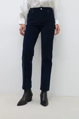 Pantalón negro de pana de corte recto.
