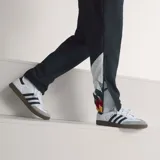 Pantalón deportivo adidas Alemania 1994 de color negro, con cintura elástica con cordón ajustable, bolsillos laterales con cierre y puños elásticos en los tobillos. Presenta detalles de la selección alemana y de la marca.
