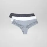 Pack de tres braguitas brasileñas de algodón en color gris, blanco y negro, con detalle de encaje en los bordes.