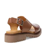 Sandalias de cuero con textura tipo croco en color marrón, con diseño de puntera abierta y suela track dentada. Incluye una tira ajustable con hebilla metálica en el talón.