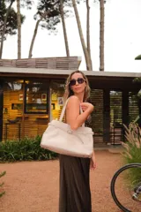 Bolso tote color crema con textura croco, doble asa de hombro y correa extraíble. Interior forrado con bolsillos y llavero.