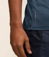 Remera deportiva verde militar de manga corta, confeccionada en tejido de malla 100% poliéster con tecnología Get Dry.