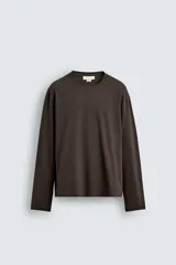 Camiseta de manga larga con corte relajado, confeccionada en algodón con acabado mercerizado y cuello redondo acabado en rib.