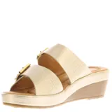 Sandalias de plataforma con taco cuña, color beige con textura tipo reptil. Presentan dos tiras anchas ajustables con hebillas metálicas doradas y plantilla acolchada.