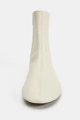 Botín plano de piel en color blanco, con diseño minimalista, punta redonda y suela fina.