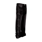 Pantalón de jean negro de corte flared con efecto desgastado, tiro medio y detalles de pedrería y tachas formando patrones en los laterales de las piernas.